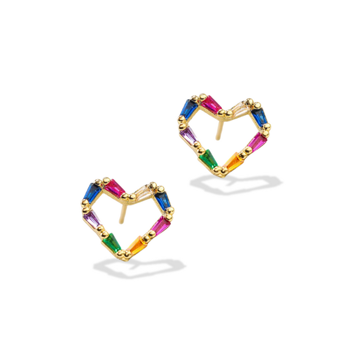 Pequeños aretes de corazón chapados en oro de 18 k con diamantes de imitación de arco iris de colores