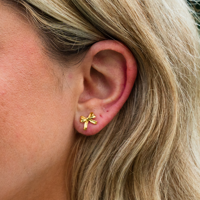 Très petits clous d'oreilles à nœud en or 18 carats