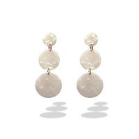 <transcy>Boucles d&#39;oreilles blanches Overcoming</transcy>