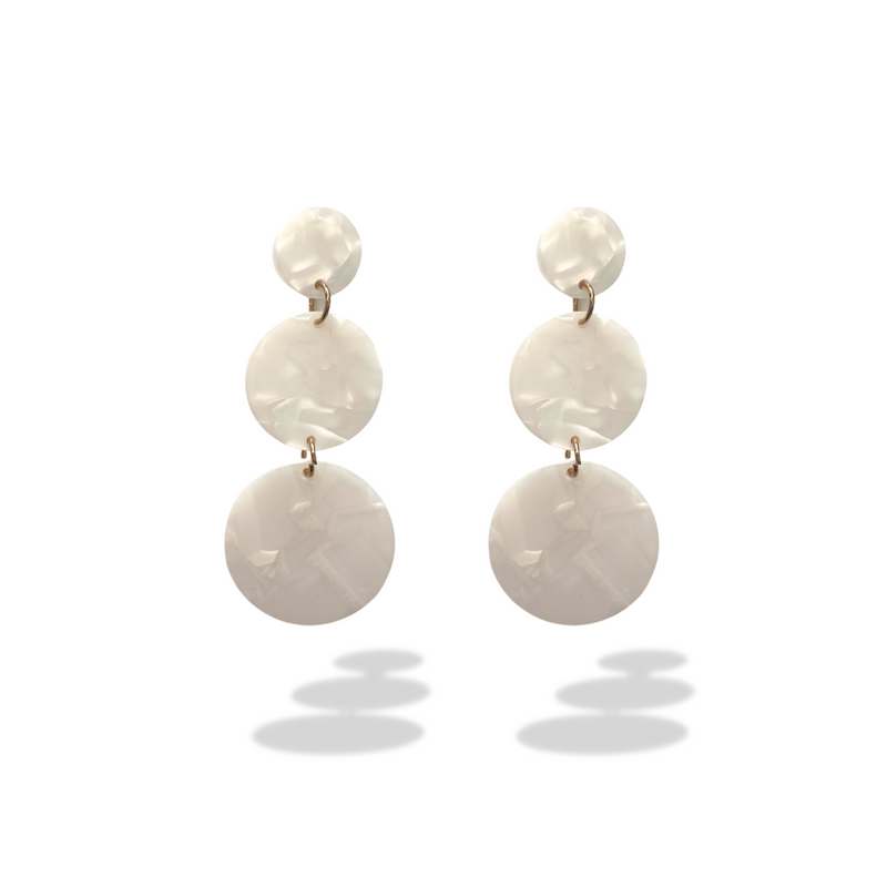 <transcy>Boucles d&#39;oreilles blanches Overcoming</transcy>