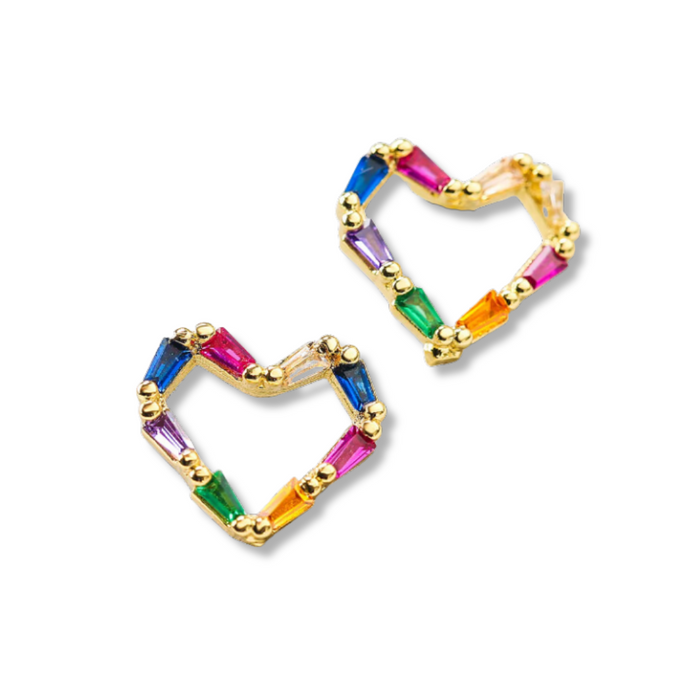 Pequeños aretes de corazón chapados en oro de 18 k con diamantes de imitación de arco iris de colores